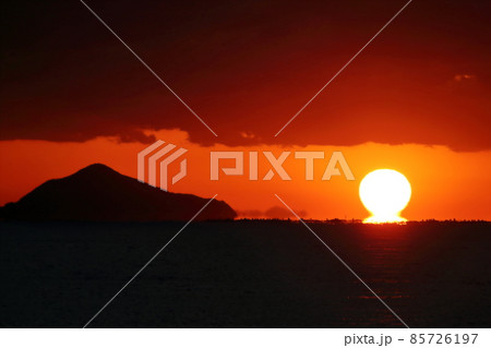 だるま夕日　宿毛湾　（高知県　宿毛市　道の駅すくもサニーサイドパークより） 85726197