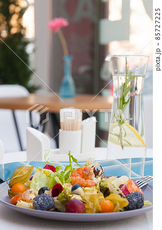 salad with prawns and Maca cheese, physalis, grapes, lettuce salad with prawns and Maca cheese, physalis, grapes, lettuce 85727225