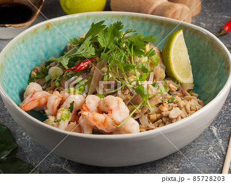 pad Thai noodles with shrimp and peanuts. Asian cuisine 85728203