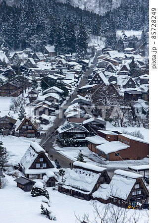 展望台より眺める白川郷雪景色 展望台より眺める白川郷雪景色 85728249