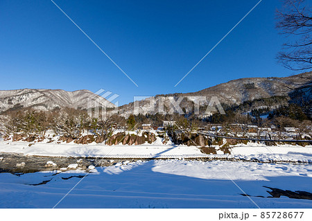 雪の白川郷と庄川 雪の白川郷と庄川 85728677