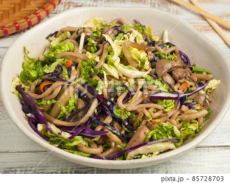 buckwheat noodles with chicken and vegetables. Asian cuisine 85728703