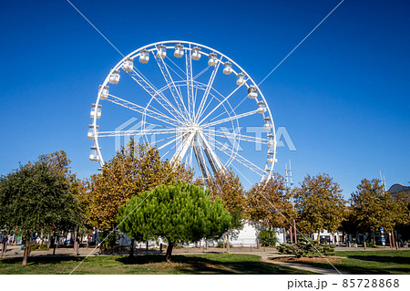 Ferris wheel in La Rochelle harbor, France 85728868