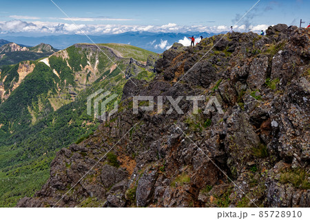 八ヶ岳連峰・赤岳山頂の登山者と硫黄岳・天狗岳 85728910