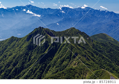 八ヶ岳連峰・赤岳から見る権現岳と南アルプスの山並み 八ヶ岳連峰・赤岳から見る権現岳と南アルプスの山並み 85728911