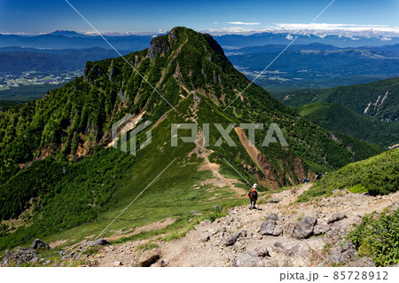 八ヶ岳連峰・赤岳稜線の登山者と阿弥陀岳・御嶽の眺め 85728912