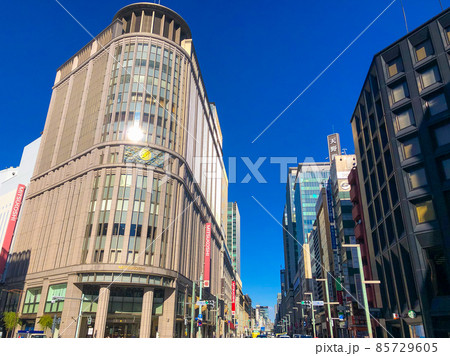 東京日本橋・中央通リのビル群 85729605