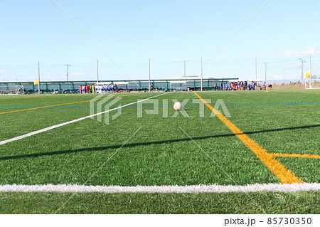 ハーフタイムの青空とサッカーグラウンド ハーフタイムの青空とサッカーグラウンド 85730350