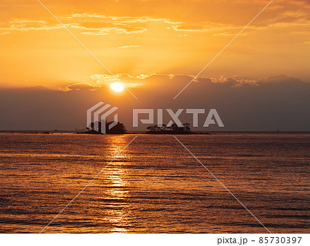 黄金色に染まる富山湾と虻ガ島に昇る太陽 85730397