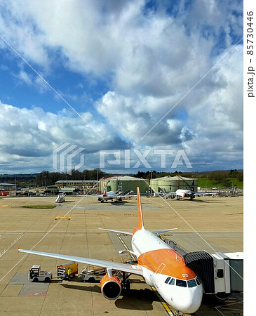 湧き起こる白雲の下、搭乗客を待つ旅客機 ロンドン ガトウィック空港 湧き起こる白雲の下、搭乗客を待つ旅客機 ロンドン ガトウィック空港 85730446