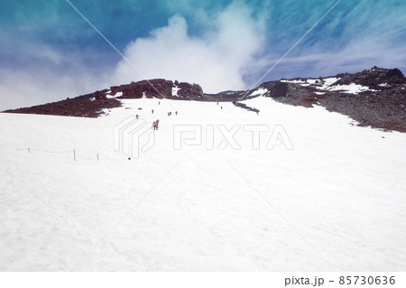 残雪期の富士山登山イメージ 雪山の急斜面と登山者 残雪期の富士山登山イメージ 雪山の急斜面と登山者 85730636