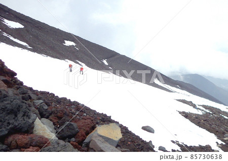 残雪期の富士山登山イメージ　雪山の急斜面と登山者 85730638