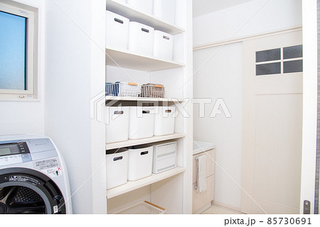 整理整頓された綺麗な洗面所 85730691