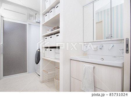 整理整頓された綺麗な洗面所 85731024