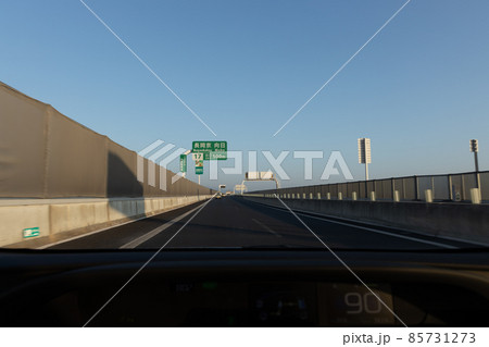 京都縦貫道を走行する自動車の助手席からの風景 85731273