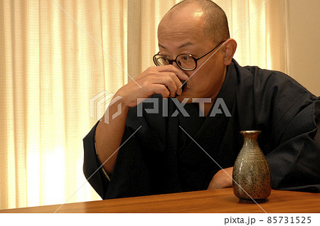 和装で寛ぐ中年男性 和装で寛ぐ中年男性 85731525