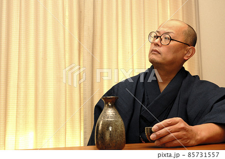 和装で寛ぐ中年男性 85731557