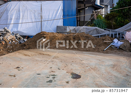 古い家の解体工事現場 85731947