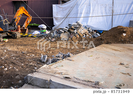 古い家の解体工事現場 85731949