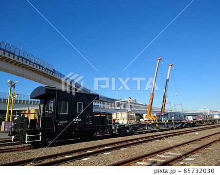 貨物列車発車前(横浜本牧駅) 貨物列車発車前(横浜本牧駅) 85732030