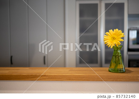 新築一戸建てのキッチンのカウンターに飾ってある黄色いガーベラの花 85732140