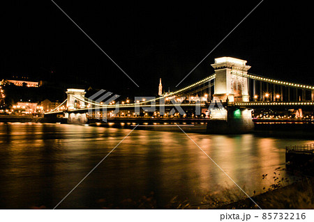 【ブダペスト】セーチェーニ鎖橋　夜景 85732216