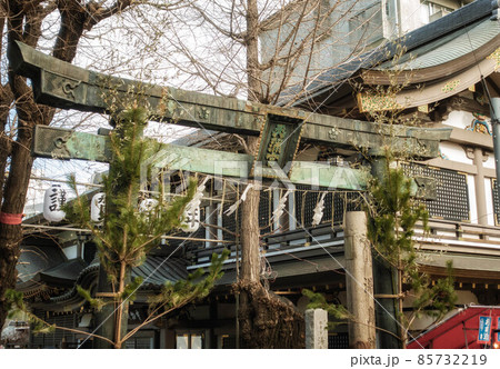 東京 文京区湯島の湯島天満宮の表鳥居(お正月の為、謹賀新年の提灯が飾られています) 東京 文京区湯島の湯島天満宮の表鳥居(お正月の為、謹賀新年の提灯が飾られています) 85732219