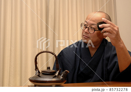 和装で寛ぐ中年男性 和装で寛ぐ中年男性 85732278