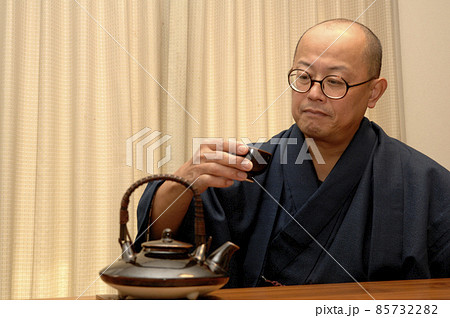 和装で寛ぐ中年男性 和装で寛ぐ中年男性 85732282