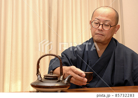 和装で寛ぐ中年男性 85732283