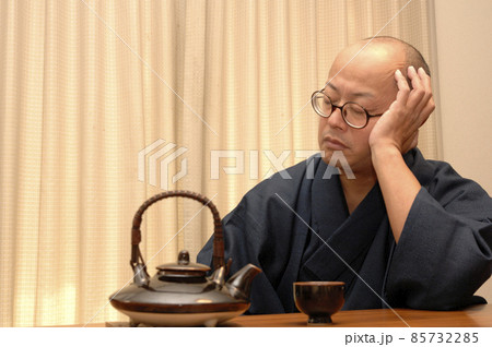 和装で寛ぐ中年男性 85732285