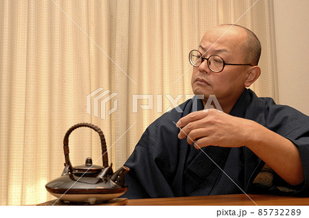和装で寛ぐ中年男性 和装で寛ぐ中年男性 85732289