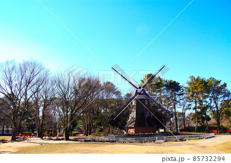 名古屋市、名城公園オランダ風車の風景 85732294