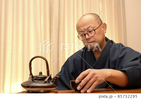 和装で寛ぐ中年男性 85732295