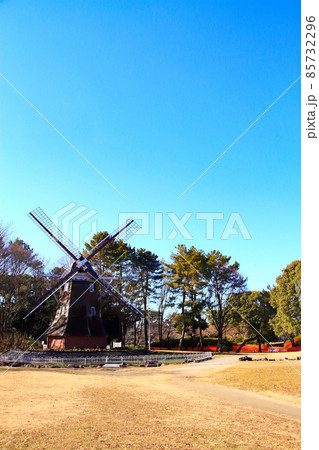 名古屋市、名城公園オランダ風車の風景 85732296