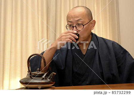 和装で寛ぐ中年男性 85732299