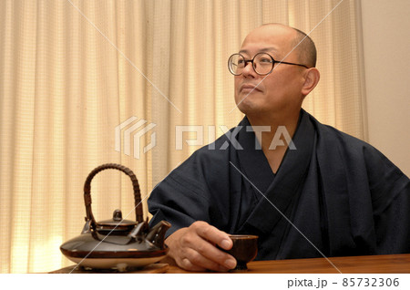 和装で寛ぐ中年男性 和装で寛ぐ中年男性 85732306