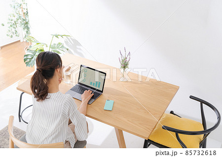 自宅　1人　女性　パソコン　俯瞰 85732618