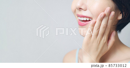 女性のスキンケアイメージ　美容　コスメ 85733012