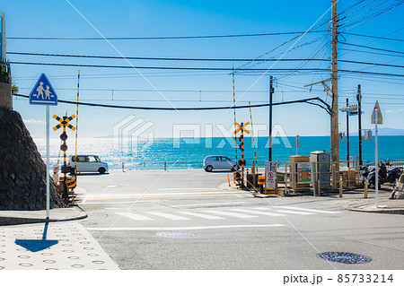 湘南海岸　七里ヶ浜と江ノ電踏切　鎌倉高校前 85733214