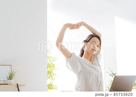 女性 ストレッチ 20代 30代 女性 ストレッチ 20代 30代 85733620