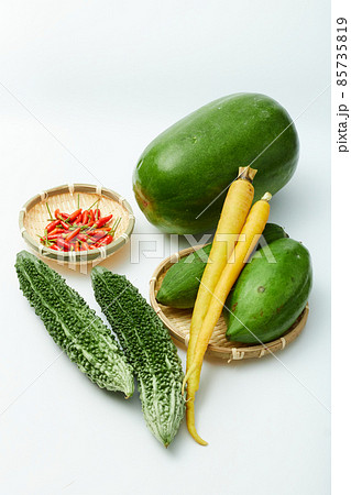 ビタミンたっぷりな沖縄の島野菜の集合写真 85735819