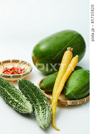 ビタミンたっぷりな沖縄の島野菜の集合写真 85735820