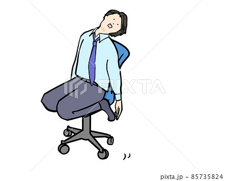 脱力放心状態でやる気なく椅子の上に正座をするスーツ男性イラスト 85735824