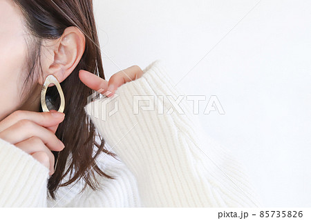 ピアス　イヤリングをつける手元 85735826