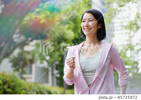 スポーツウエアを着てウオーキングするミドル女性 85735872