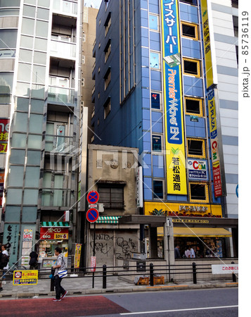 建築の対比が映える秋葉原の街並み 建築の対比が映える秋葉原の街並み 85736119