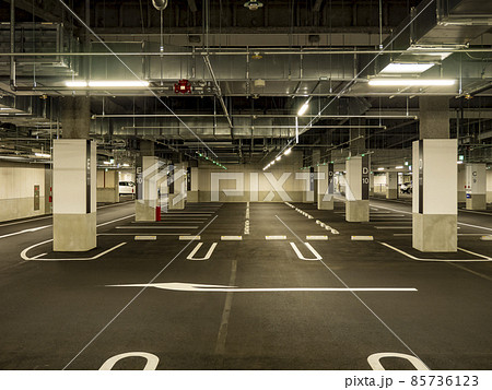 近代的な屋内駐車場 85736123