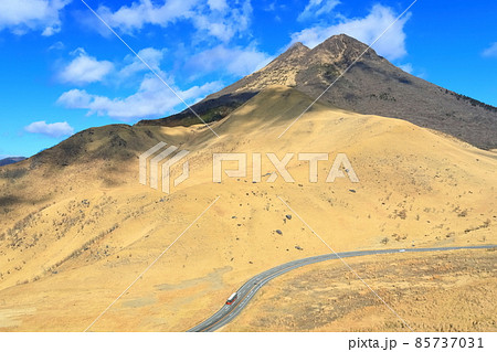 【大分県】やまなみハイウェイと由布岳 【大分県】やまなみハイウェイと由布岳 85737031