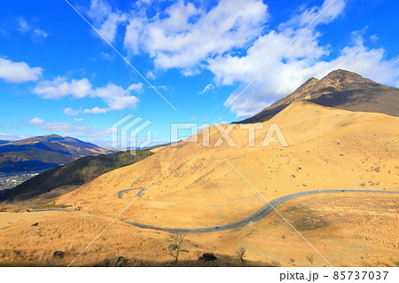 【大分県】やまなみハイウェイと由布岳 【大分県】やまなみハイウェイと由布岳 85737037